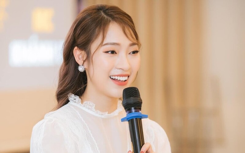 Khánh Vy thay MC Diệp Chi dẫn chương trình Đường lên đỉnh Olympia. Ảnh: Internet