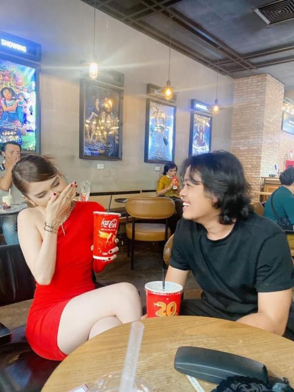 Phản ứng của Ngọc Trinh khi được hỏi về chiếc gương trị giá 200 triệu. Ảnh: Internet Phản ứng của Ngọc Trinh khi được hỏi về chiếc gương trị giá 200 triệu. Ảnh: Internet