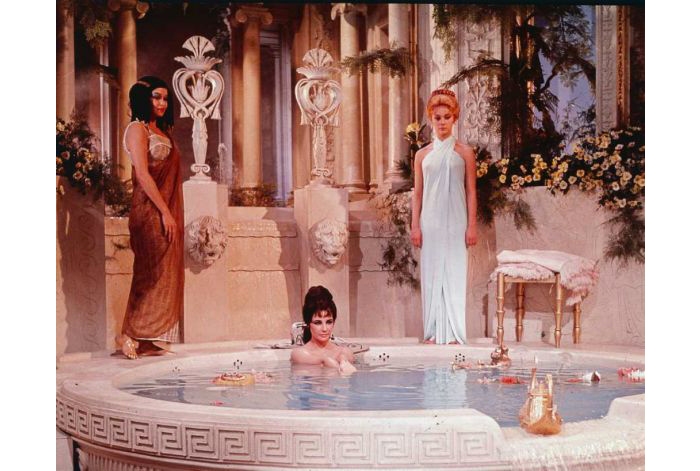 Nữ hoàng Ai Cập là người phát minh ra nhiều cách làm đẹp độc đáo được hậu thế áp dụng đến tận ngày nay. Ảnh: Internet