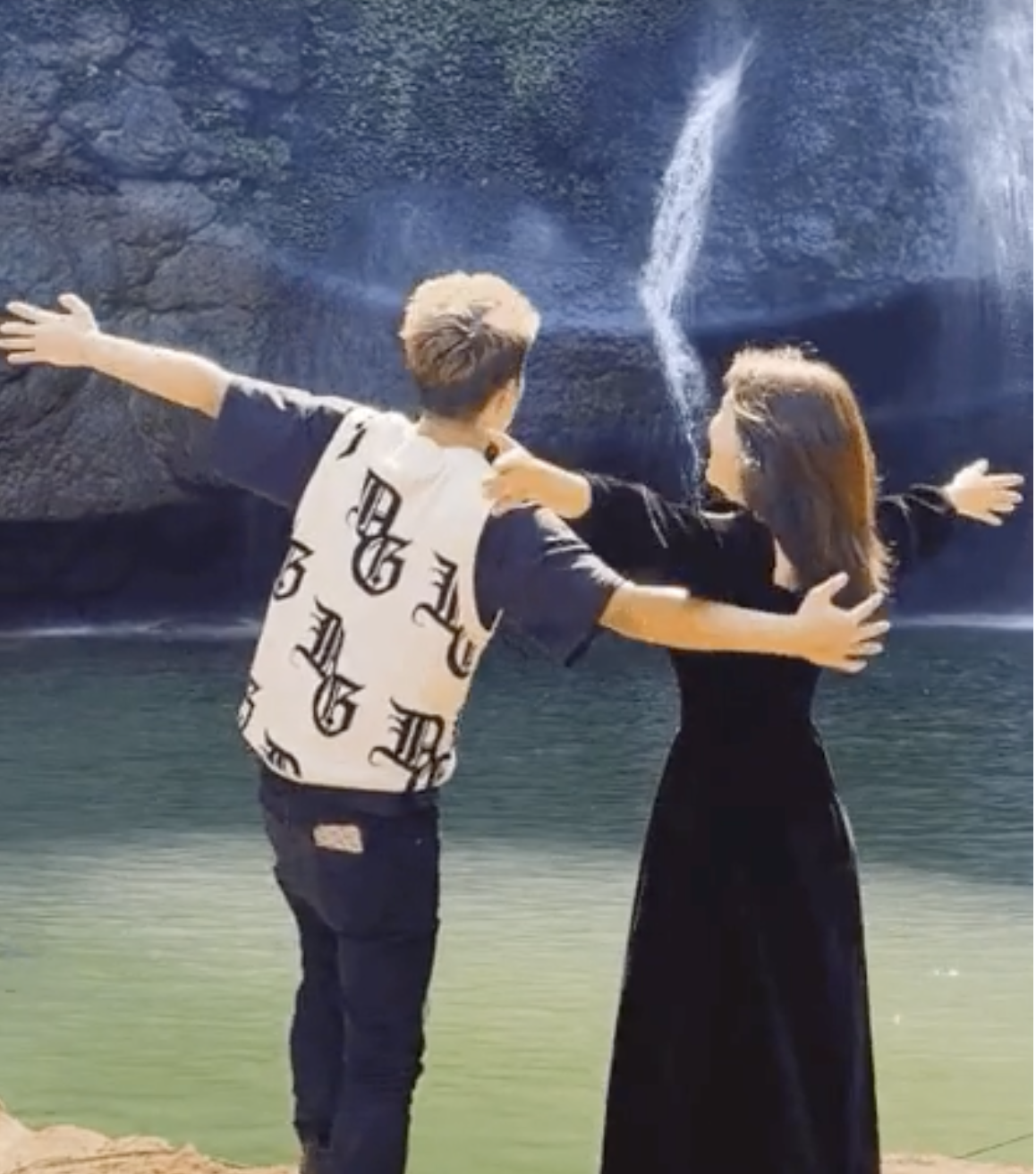 Trước khi công khai đường ai nấy đi, Hoà Minzy đã đăng tải hình ảnh vô cùng vui vẻ cùng đồng nghiệp. Ảnh cắt từ clip