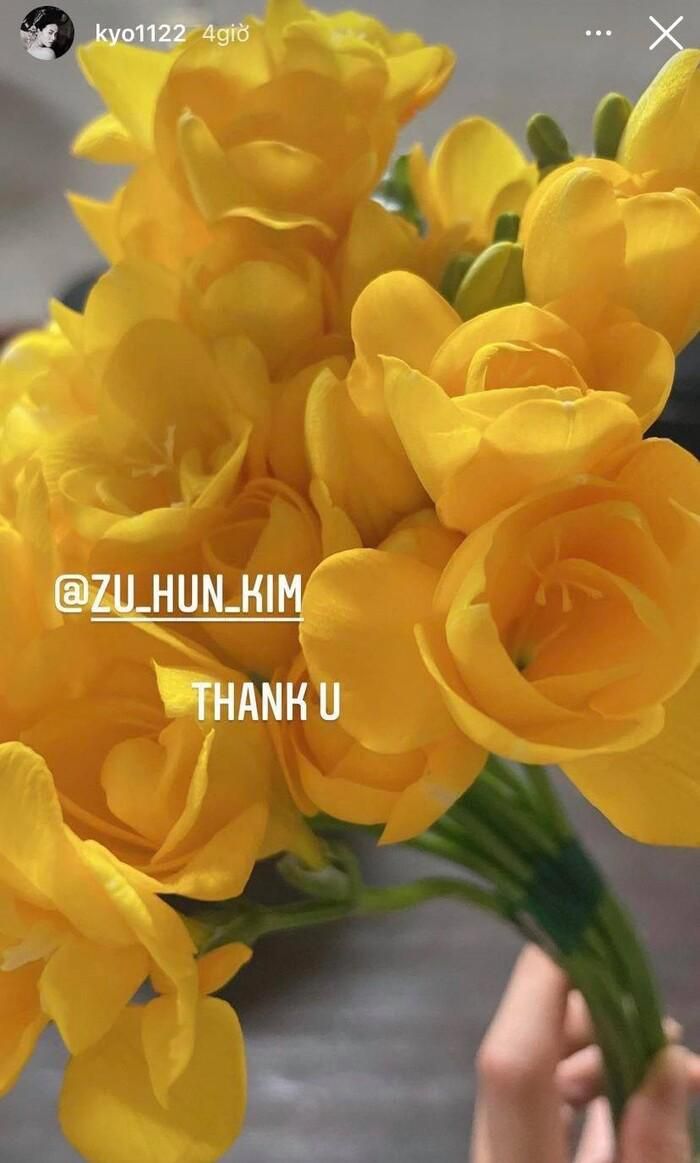 Trước đó, cô cũng hào hứng khoe hoa được Kim Joo Hun tặng cho mình. Ảnh: Instagram Trước đó, cô cũng hào hứng khoe hoa được Kim Joo Hun tặng cho mình. Ảnh: Instagram