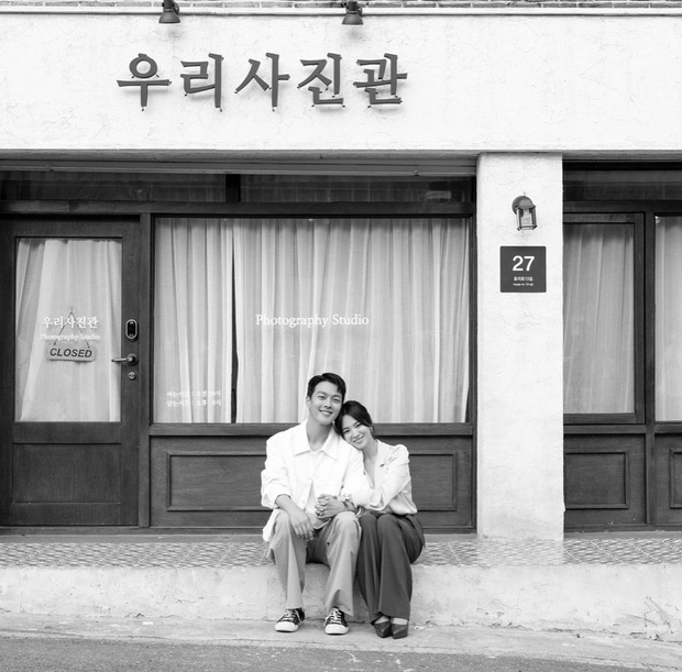 Song Hye Kyo thường xuyên đăng tải hình ảnh với các bạn diễn. Ảnh: Instagram Song Hye Kyo thường xuyên đăng tải hình ảnh với các bạn diễn. Ảnh: Instagram