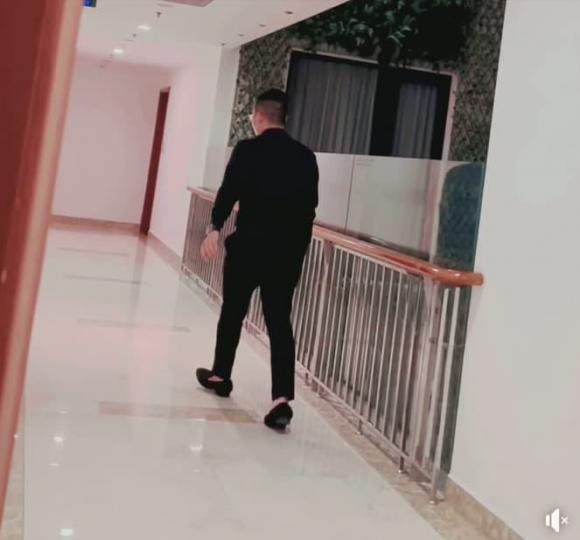 Diễn viên Lương Thu Trang nhiễm Covid-19 nhưng chiếm spotlight lại là người đàn ông tiếp tế - Ảnh 1 Diễn viên Lương Thu Trang nhiễm Covid-19 nhưng chiếm spotlight lại là người đàn ông tiếp tế - Ảnh 1