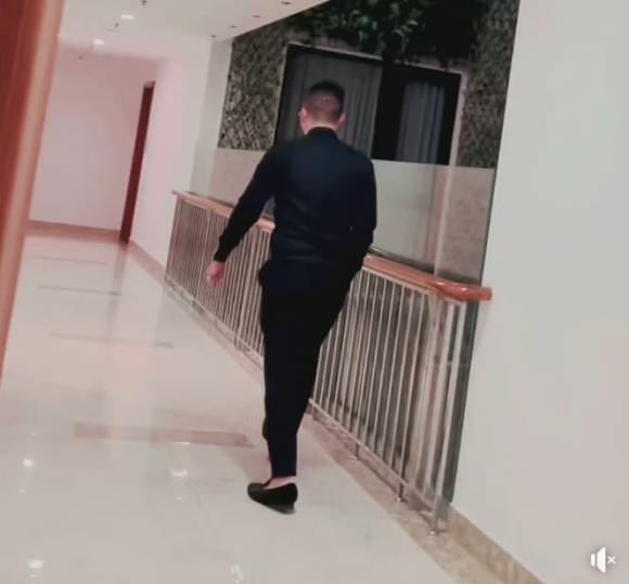 Hình ảnh người đàn ông tiếp tế cho Lương Thu Trang nhanh chóng trở thành tâm điểm của sự chú ý. Ảnh cắt từ clip Hình ảnh người đàn ông tiếp tế cho Lương Thu Trang nhanh chóng trở thành tâm điểm của sự chú ý. Ảnh cắt từ clip