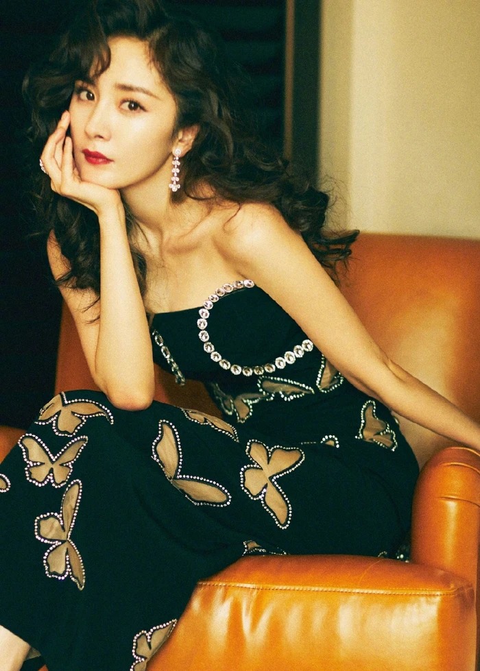 Hoá thân thành mỹ nhân Hong Kong, Dương Mịch khoe trọn body nóng bỏng trong đầm xuyên thấu  - Ảnh 1