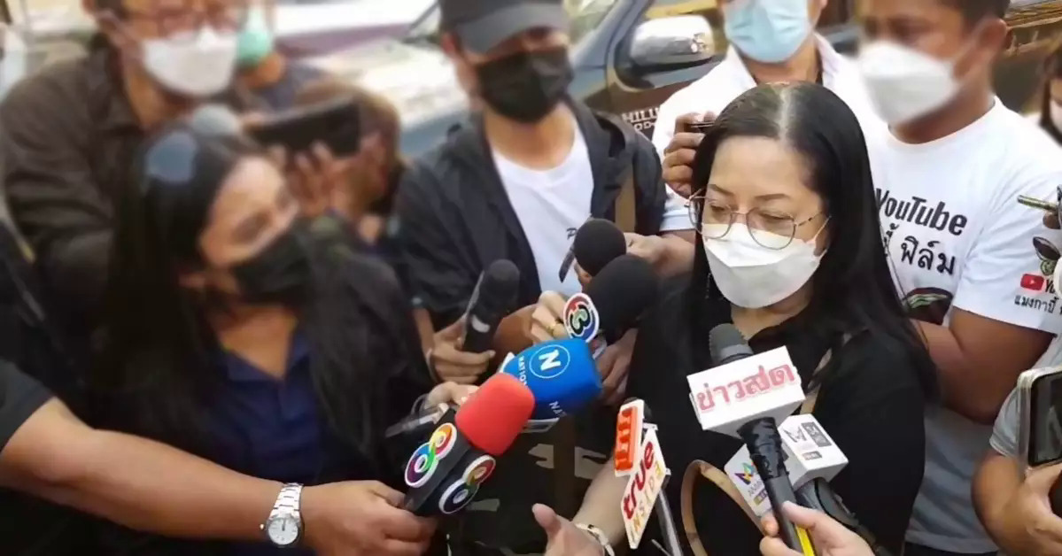 Mẹ của nữ diễn viên xấu số chia sẻ với truyền thông về cái chết của con gái mình. Ảnh: Bangkokbiznews