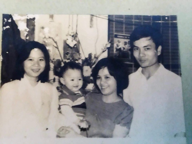 Hình ảnh trong quá khứ được BTV Hoài Anh đăng tải, cô dí dỏm tự nhận mình là 'thằng cu' (Hoài Anh bé nhất trong khung hình). Ảnh: Facebook