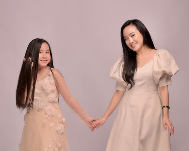 Không chỉ khoe hình ảnh trong quá khứ, BTV Hoài Anh còn khoe loạt ảnh cùng ái nữ của mình. Ảnh: Facebook