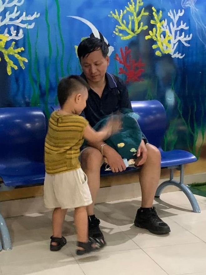 Đây cũng là lần hiếm hoi mỹ nhân nhà đài cho ông xã của mình 'lên sóng'. Ảnh: Facebook