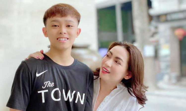 Ồn ào với con nuôi Hồ Văn Cường là vết lặng trầm buồn trong cuộc đời của cố ca sĩ Phi Nhung lúc cuối đời. Ảnh: Internet Ồn ào với con nuôi Hồ Văn Cường là vết lặng trầm buồn trong cuộc đời của cố ca sĩ Phi Nhung lúc cuối đời. Ảnh: Internet