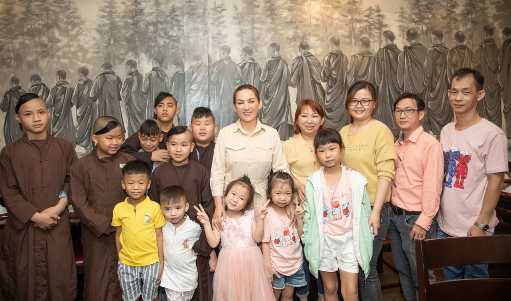 Cố ca sĩ từng nhận nuôi hơn 20 trẻ em mồ côi. Ảnh: Internet