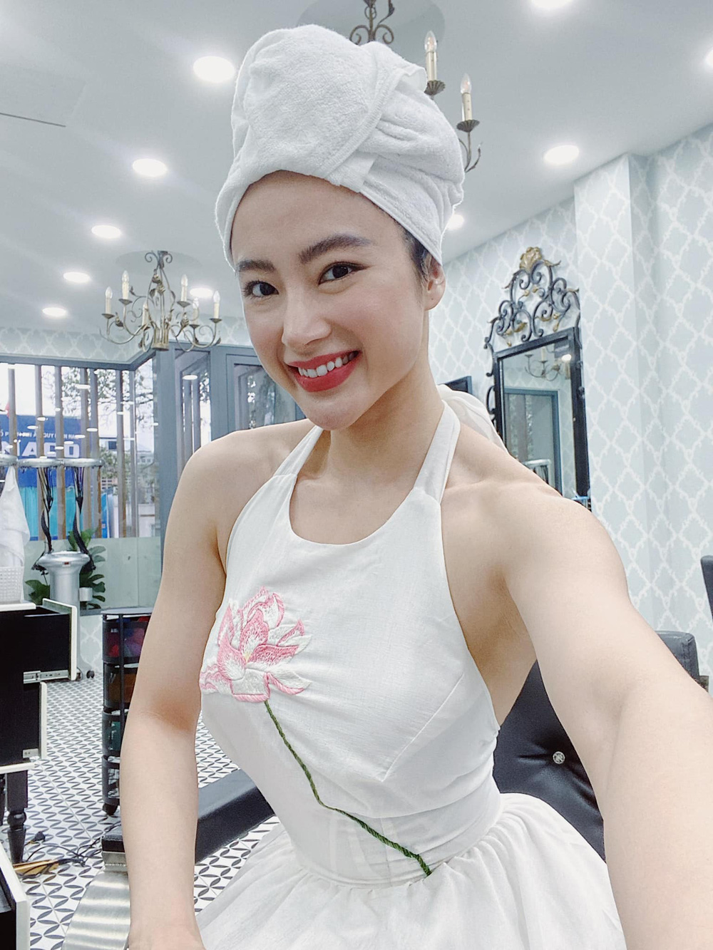 Angela Phương Trinh thường xuyên chia sẻ hình ảnh đời thường gợi cảm trên trang cá nhân trong thời gian gần đây. Ảnh: Facebook