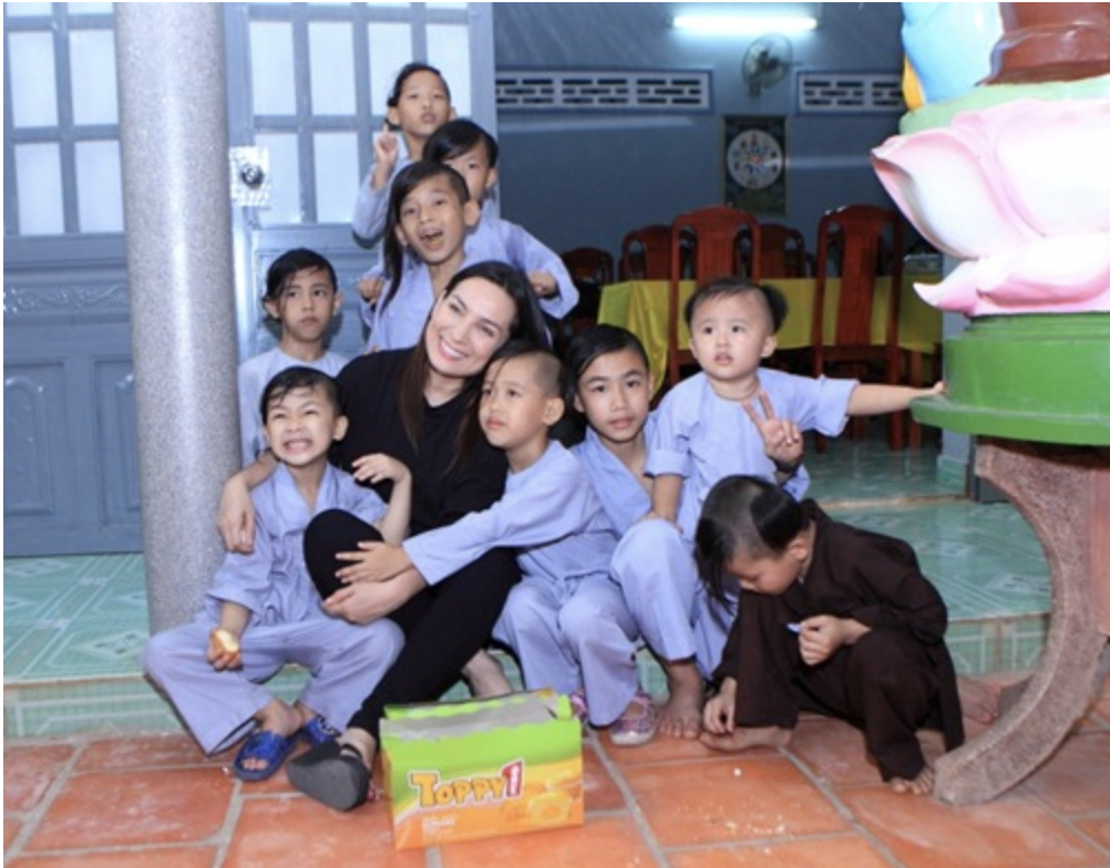 Cố ca sĩ Phi Nhung cùng các con nuôi của mình. Ảnh: Internet