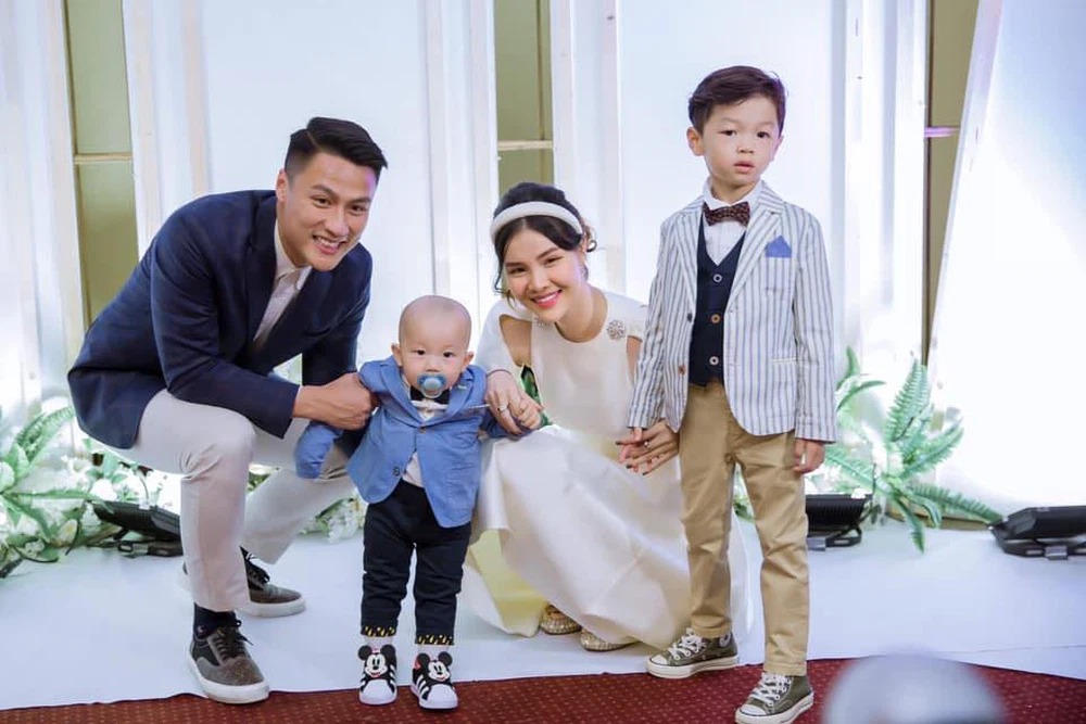 Gia đình nhỏ của Kỳ Hân và Mạc Hồng Quân. Ảnh: Internet