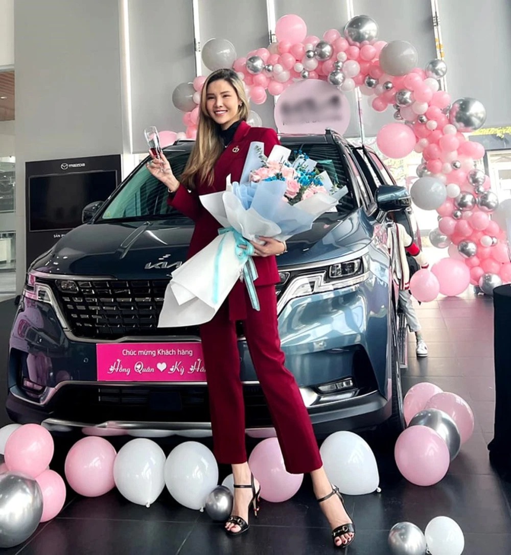 Cặp đôi mới sắm xe bạc tỷ. Ảnh: Internet