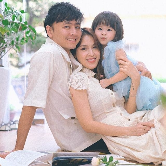 Gia đình nhỏ của nam diễn viên Văn Anh và nữ diễn viên Tú Vi. Ảnh: Internet Gia đình nhỏ của nam diễn viên Văn Anh và nữ diễn viên Tú Vi. Ảnh: Internet