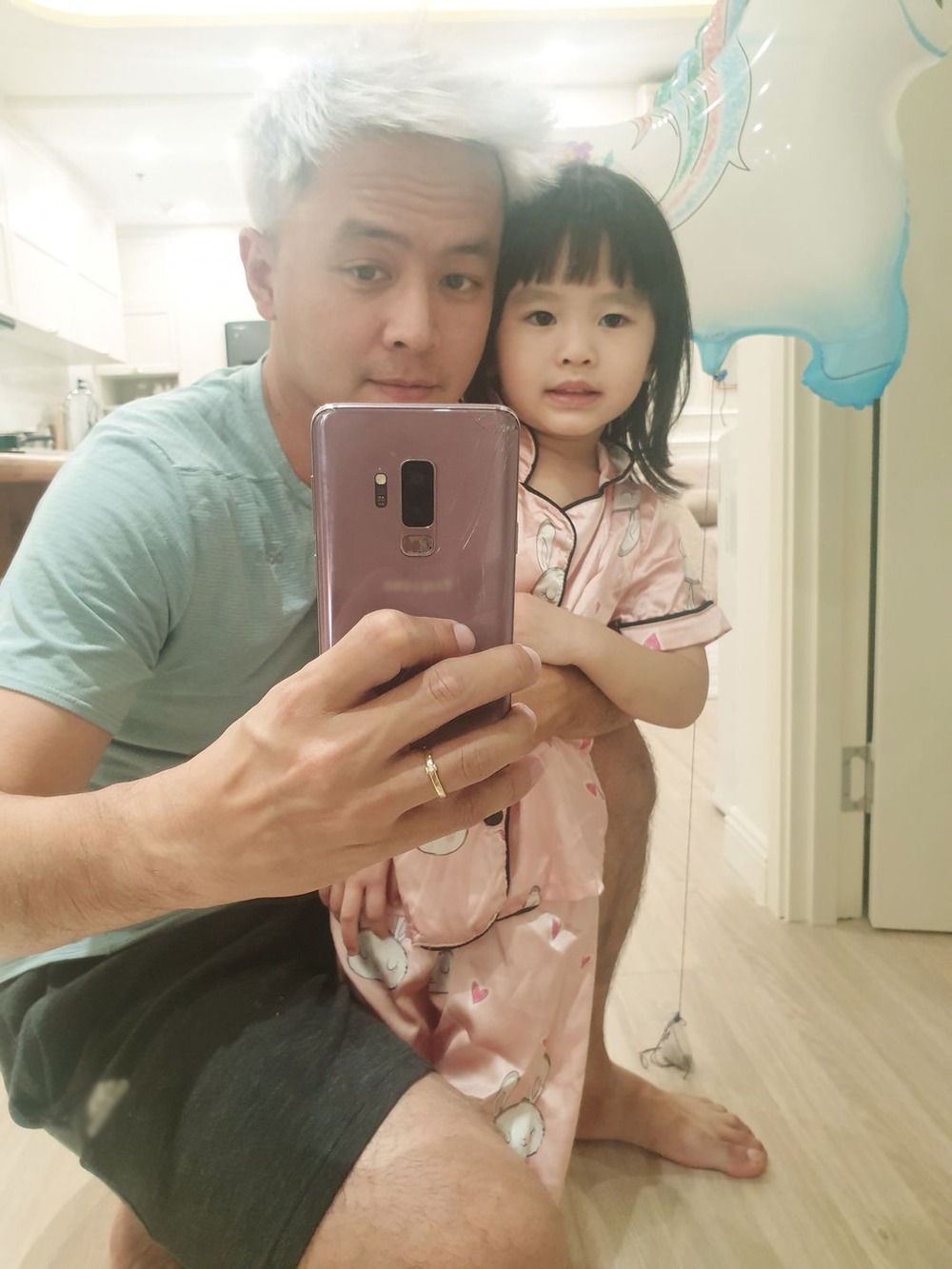 Nam diễn viên Văn Anh cùng con gái của mình. Ảnh: Internet