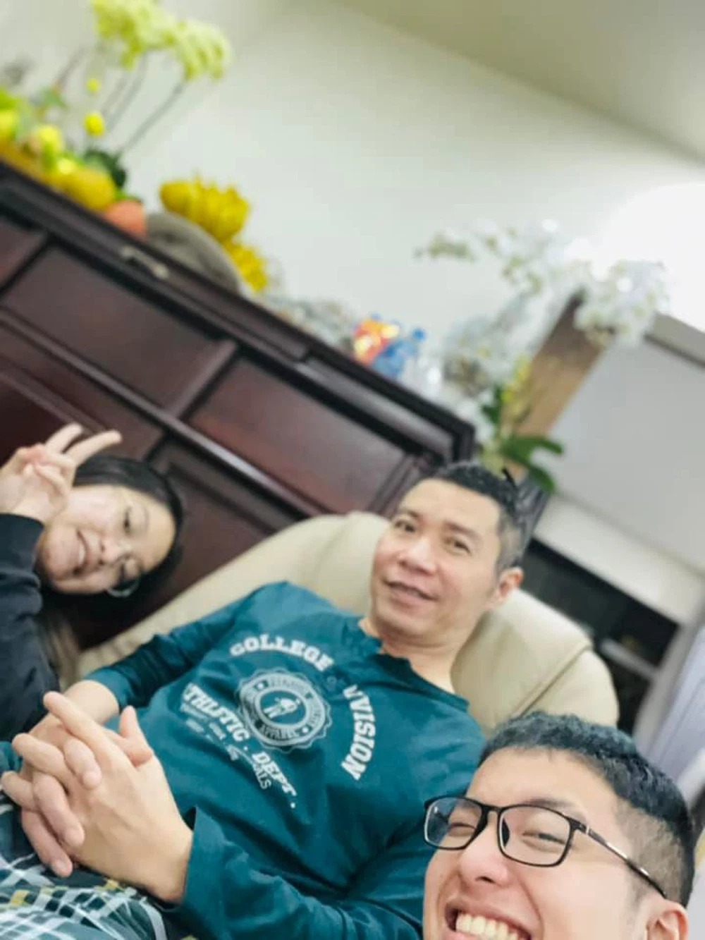 NSND Công Lý xuất hiện với diện mạo vô cùng tươi tắn bên các con của mình. Ảnh: Facebook