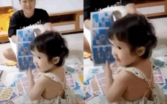 Cũng nhiều lần cặp vợ chồng đình đám 'nhá hàng' diện mạo của ái nữ đầu lòng. Ảnh: Facebook Cũng nhiều lần cặp vợ chồng đình đám 'nhá hàng' diện mạo của ái nữ đầu lòng. Ảnh: Facebook