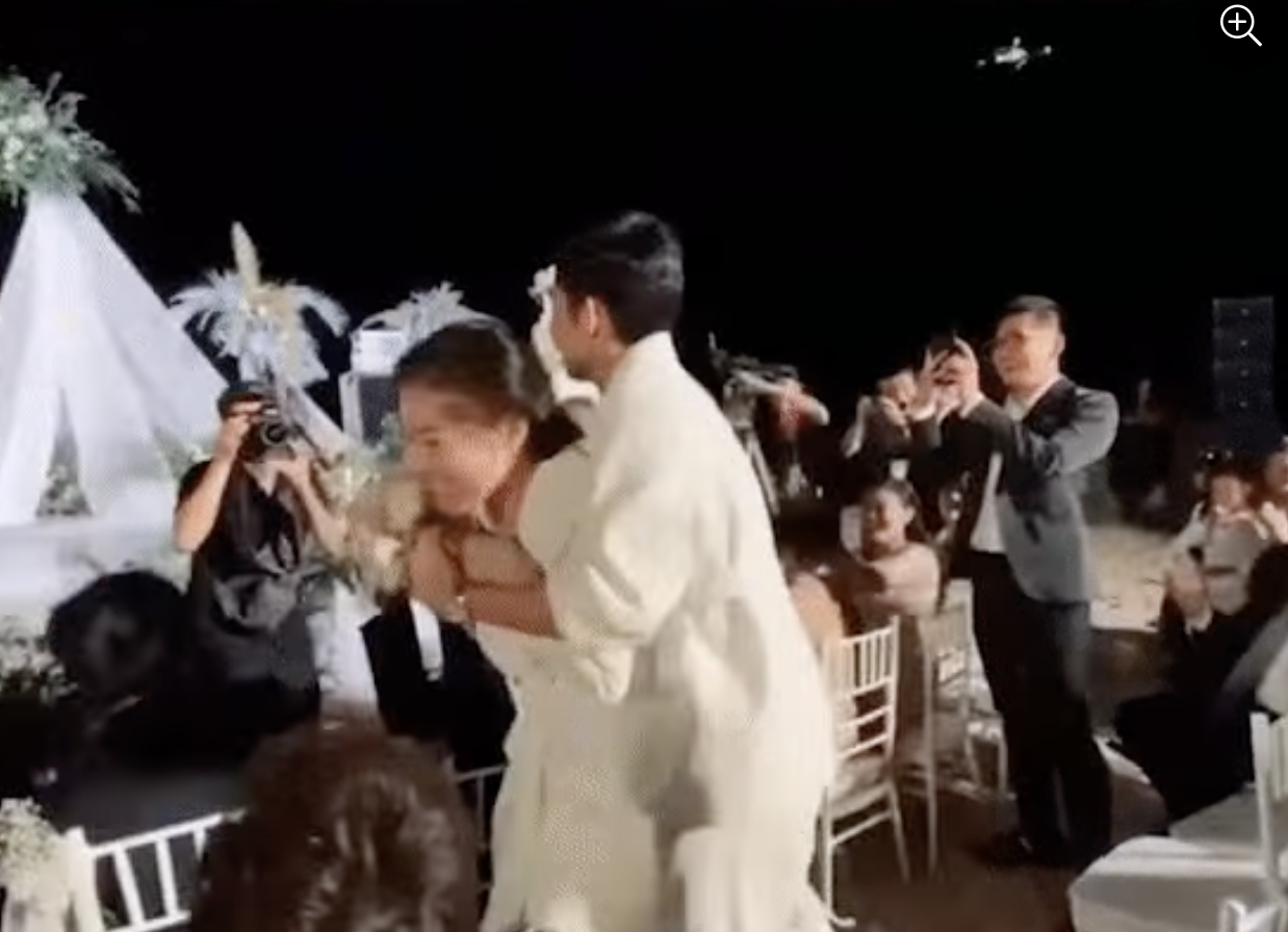 Hình ảnh Jun Phạm 'giựt bông' trong đám cưới của Đông Nhi để đưa cho Ngô Thanh Vân. Ảnh cắt từ clip