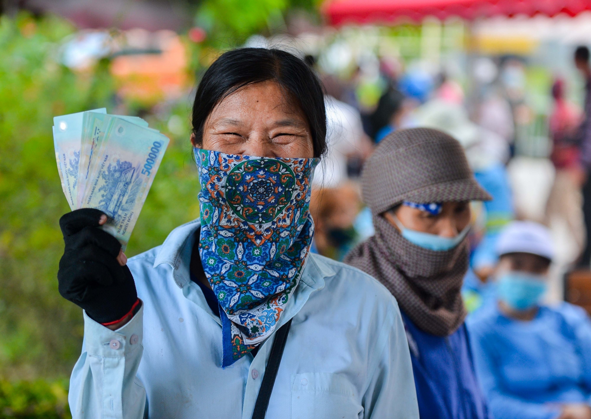 Việc điều tiền lương và mức sống tối thiểu của NLĐ là căn cứ để điều chỉnh mức lương tối thiểu năm 2023. Ảnh: Internet