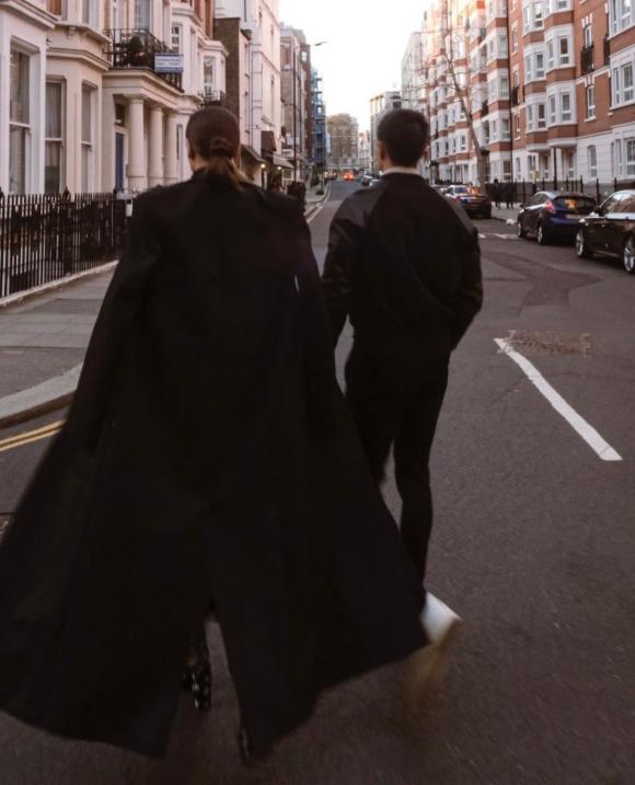 Hồ Ngọc Hà và Kim Lý nắm tay cực tình trên phố ở London. Ảnh: Instagram Hồ Ngọc Hà và Kim Lý nắm tay cực tình trên phố ở London. Ảnh: Instagram