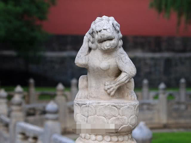 Hình ảnh con sư tử đá với dáng ngồi kỳ quặc được cho là 'thần hắc ám' không ai dám đến gần vì sợ xui xẻo. Ảnh: Internet Hình ảnh con sư tử đá với dáng ngồi kỳ quặc được cho là 'thần hắc ám' không ai dám đến gần vì sợ xui xẻo. Ảnh: Internet