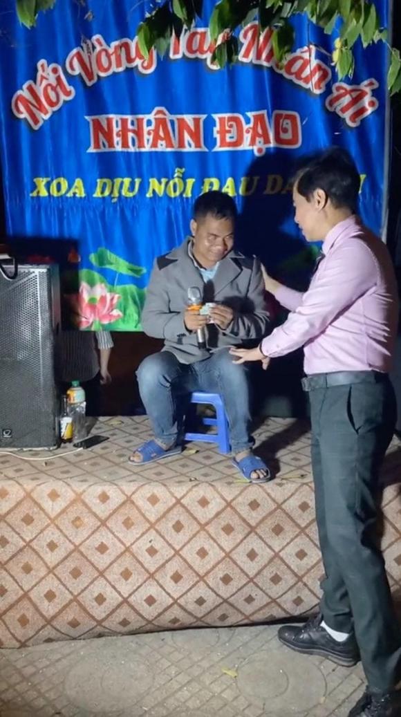 Sao Việt 9/4: Hồ Văn Cường làm điều cực thiêng liêng cho Phi Nhung, Ngọc Sơn bị 'tố' con người thật - Ảnh 3 Sao Việt 9/4: Hồ Văn Cường làm điều cực thiêng liêng cho Phi Nhung, Ngọc Sơn bị 'tố' con người thật - Ảnh 3