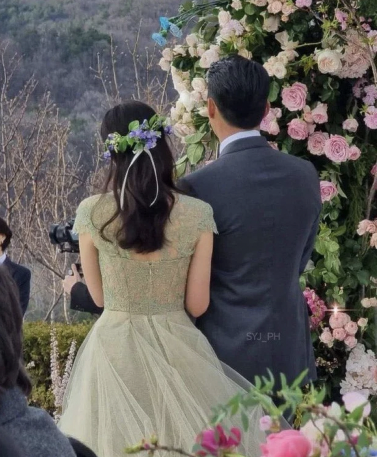 Trước đó dân tình đã nhá hàng hình ảnh phía sau lưng của cặp đôi. Ảnh: Internet