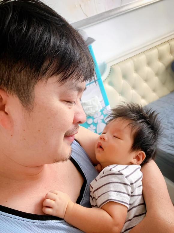 Ông xã Lê Khánh cùng nhóc tì của gia đình. Ảnh: Internet