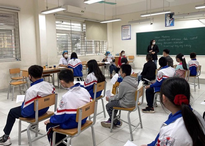 Tiêm vaccine cho học sinh ở lớp 6 ở quận Hai Bà Trưng, Hà Nội. Tiêm vaccine cho học sinh ở lớp 6 ở quận Hai Bà Trưng, Hà Nội.