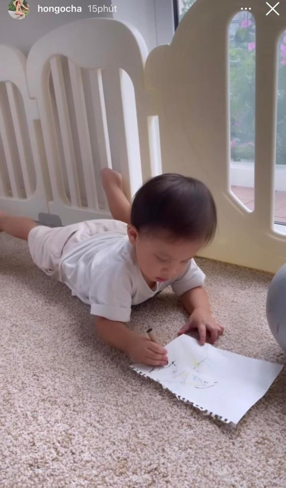 Trong khi câu em hài hước trổ tài nấu nướng thì Lisa lại miệt mài với 'công việc học hành'. Ảnh cắt từ clip