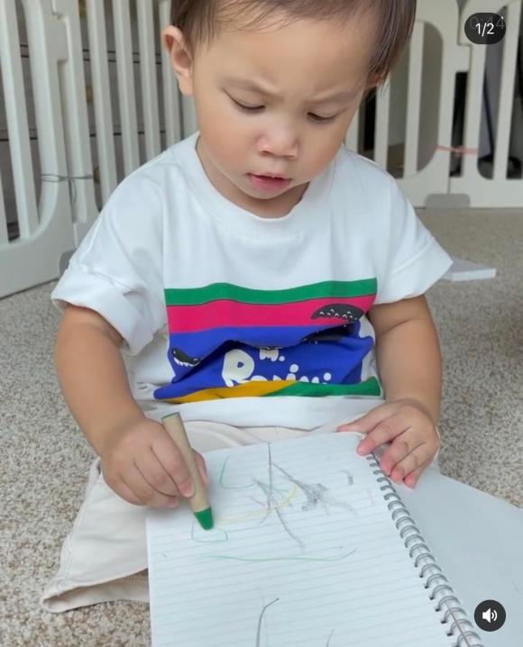 Lisa cùng gương mặt 'khó tính' khi tập trung cao độ. Ảnh cắt từ clip