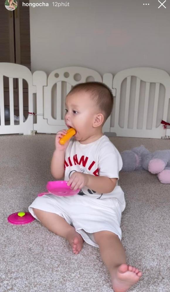 Leon và nhiều hành động dễ thương khi tự mình nấu nướng và tự xúc ăn đồ giả. Ảnh cắt từ clip