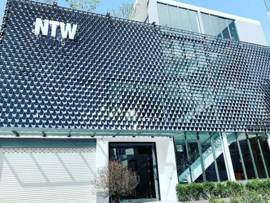 Lạ lùng thay Ngọc Trinh: Sở hữu khối tài sản khủng nhưng lại đam mê dùng 'hàng nhái' - Ảnh 1