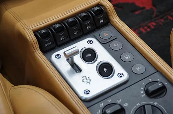Đặng Lê Nguyên Vũ chơi lớn khi sắm siêu xe Ferrari F355 Spider có tuổi đời 'già' nhất hiện nay - Ảnh 2 Đặng Lê Nguyên Vũ chơi lớn khi sắm siêu xe Ferrari F355 Spider có tuổi đời 'già' nhất hiện nay - Ảnh 2
