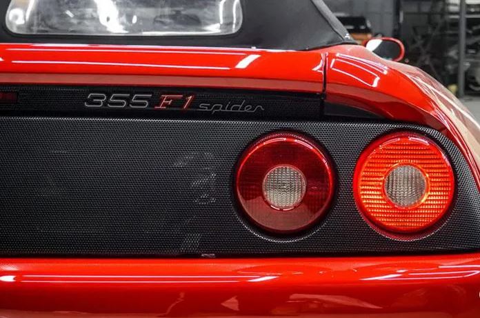 Cận cảnh những đường nét tinh tế của siêu xe Ferrari F355 Spider. Ảnh: Tri thức trực tuyến Cận cảnh những đường nét tinh tế của siêu xe Ferrari F355 Spider. Ảnh: Tri thức trực tuyến