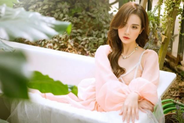 Góc khuất phía sau ánh hào quang của Huyền Lizzie: Chấp nhận làm mẹ đơn thân ở tuổi 25 - Ảnh 1 Góc khuất phía sau ánh hào quang của Huyền Lizzie: Chấp nhận làm mẹ đơn thân ở tuổi 25 - Ảnh 1