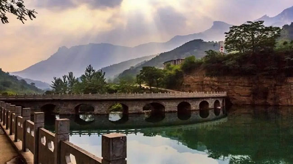 Đời sống của người dân nơi đây đã có nhiều thay đổi khi được đầu tư đường xá. Ảnh: Internet Đời sống của người dân nơi đây đã có nhiều thay đổi khi được đầu tư đường xá. Ảnh: Internet