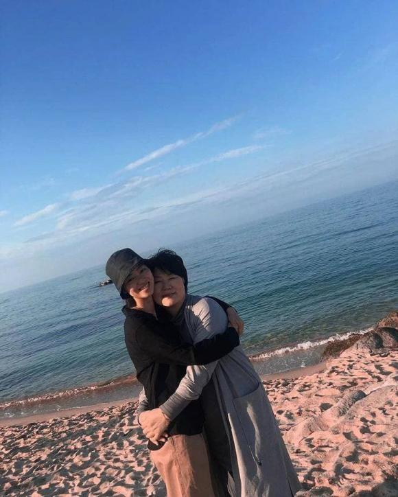 Jeon Yeo Bin chụp ảnh cực thân thiết bên người phụ nữ được cho là mẹ của Song Joong Ki. Ảnh: Internet Jeon Yeo Bin chụp ảnh cực thân thiết bên người phụ nữ được cho là mẹ của Song Joong Ki. Ảnh: Internet