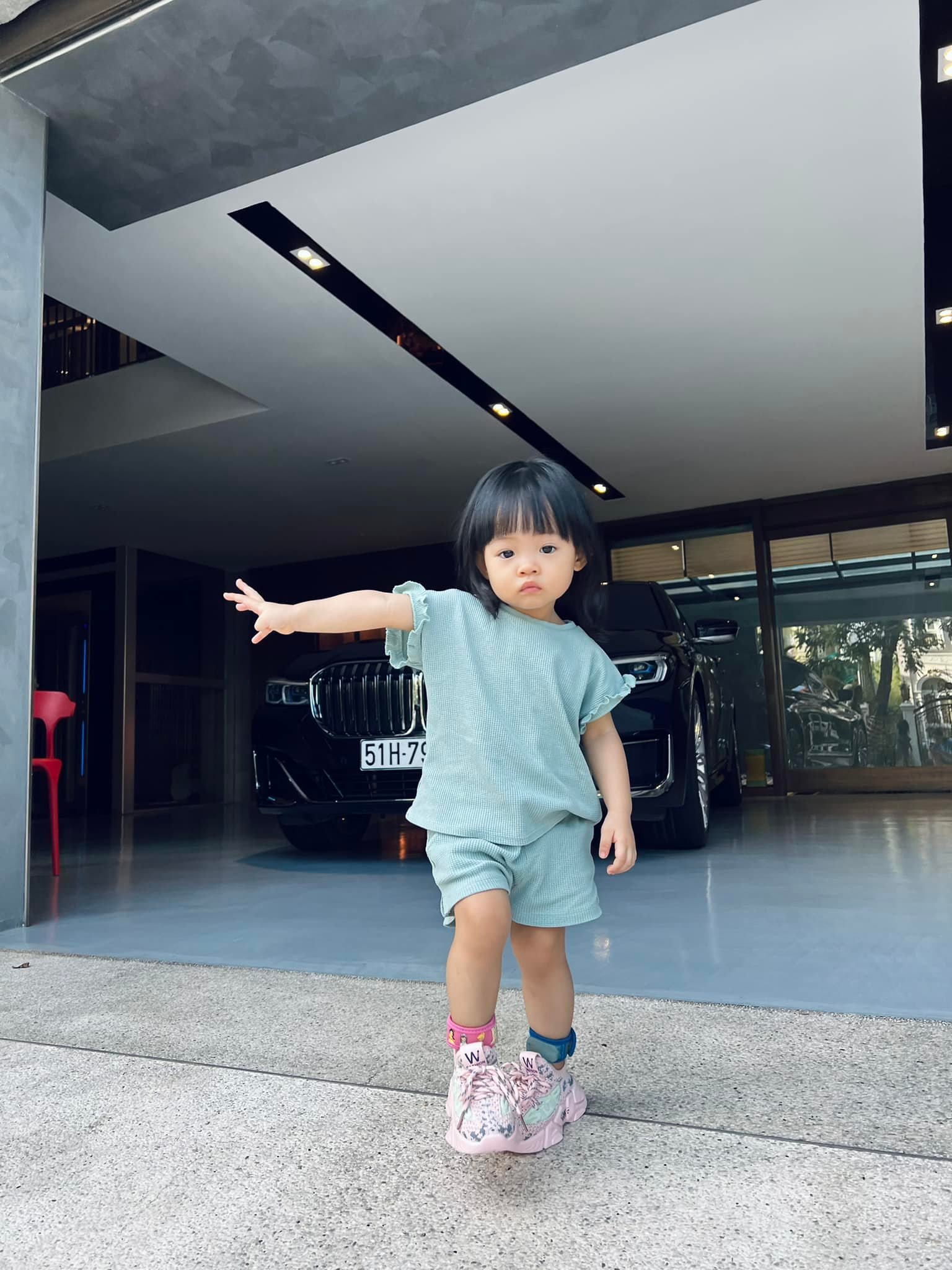 Ái nữ nhà Cường Đôla đúng chuẩn 'sinh ra đã ngậm thìa vàng' thần thái sang chảnh từ trong trứng! - Ảnh 1