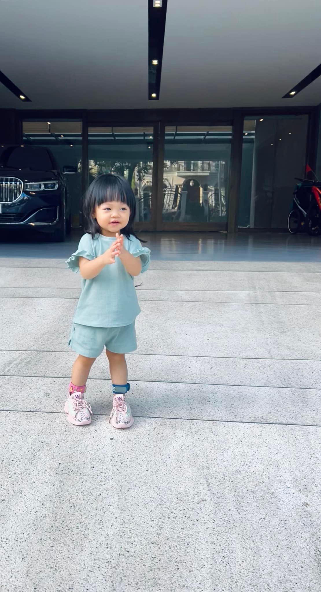 Những hình ảnh vô cùng thần thái và dễ thương của ái nữ nhà Cường Đôla khiến dân tình không khỏi bấn loạn. Ảnh: Facebook