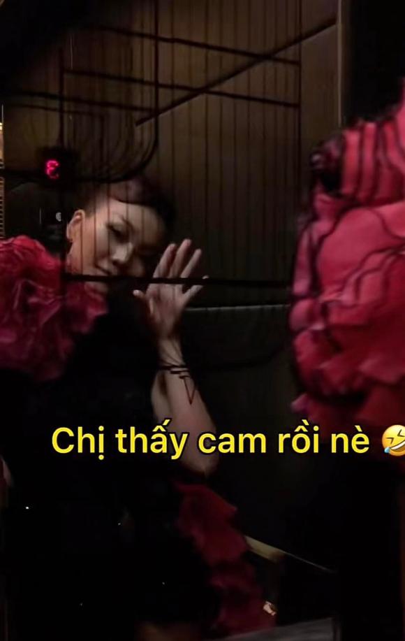 Thanh Hằng tái xuất với biểu cảm lạ sau khi bị chỉ trích khó chịu tại sự kiện - Ảnh 4 Thanh Hằng tái xuất với biểu cảm lạ sau khi bị chỉ trích khó chịu tại sự kiện - Ảnh 4