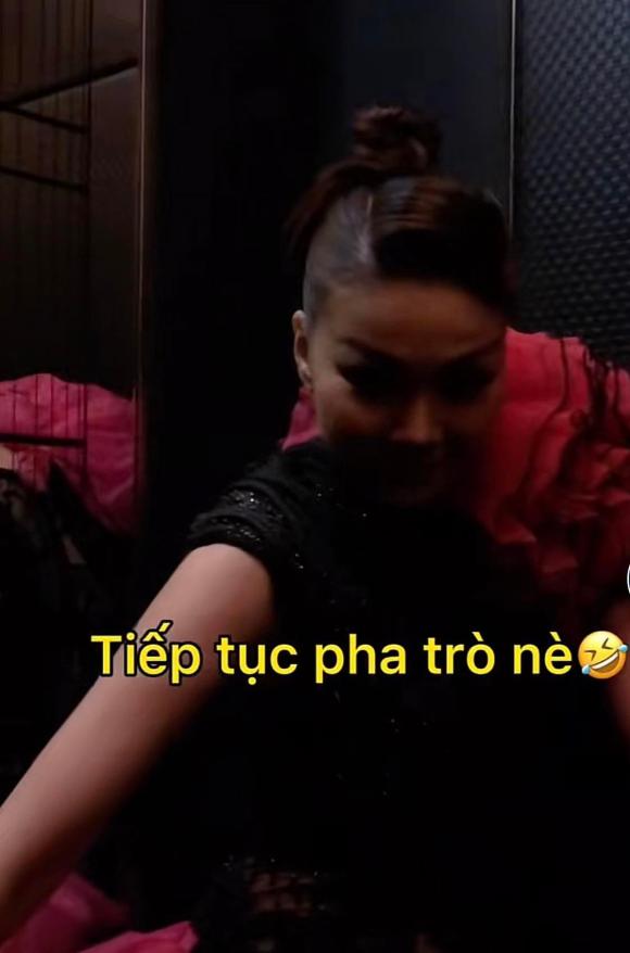 Thanh Hằng tái xuất với biểu cảm lạ sau khi bị chỉ trích khó chịu tại sự kiện - Ảnh 5 Thanh Hằng tái xuất với biểu cảm lạ sau khi bị chỉ trích khó chịu tại sự kiện - Ảnh 5