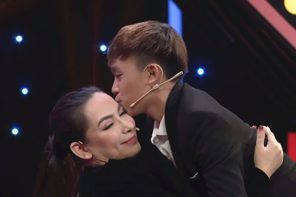 Một thời gian, ồn ào giữa Hồ Văn Cường và cố ca sĩ Phi Nhung tốn khá nhiều giấy mực của báo giới. Ảnh: Internet Một thời gian, ồn ào giữa Hồ Văn Cường và cố ca sĩ Phi Nhung tốn khá nhiều giấy mực của báo giới. Ảnh: Internet