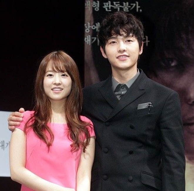 Song Joong Ki chụp ảnh vô cùng tình tứ cùng Park Bo Young trong buổi họp báo. Ảnh: Internet Song Joong Ki chụp ảnh vô cùng tình tứ cùng Park Bo Young trong buổi họp báo. Ảnh: Internet