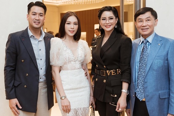 Linh Rin chụp ảnh cùng gia đình bạn trai. Ảnh: Internet Linh Rin chụp ảnh cùng gia đình bạn trai. Ảnh: Internet