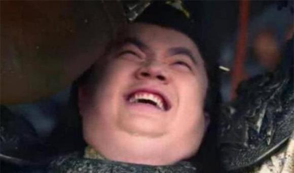 Hoàng đế Huấn Xuân gắn với nhiều giai thoại khi được cho ngồi sập ghế rồng vì quá béo. Ảnh: Internet Hoàng đế Huấn Xuân gắn với nhiều giai thoại khi được cho ngồi sập ghế rồng vì quá béo. Ảnh: Internet