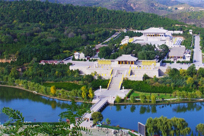 Toàn bộ khu Lăng Hoàng Đế tại tỉnh Thiểm Tây có địa thế tựa núi Kiều Sơn hùng vĩ, ba mặt hướng ra một nhánh sông Dương Tử. Ảnh: Sunatnight Toàn bộ khu Lăng Hoàng Đế tại tỉnh Thiểm Tây có địa thế tựa núi Kiều Sơn hùng vĩ, ba mặt hướng ra một nhánh sông Dương Tử. Ảnh: Sunatnight