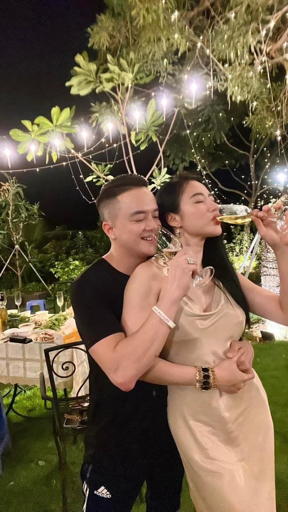 Cả hai được cho đang làm màu để PR tên tuổi nhưng quá 'ố zề'. Ảnh cắt từ clip Cả hai được cho đang làm màu để PR tên tuổi nhưng quá 'ố zề'. Ảnh cắt từ clip